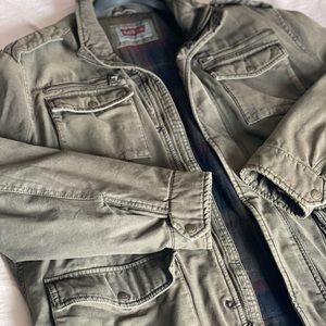 Mens Levi’s green Military style jacket. Worn twice. Great condition. Size 2X.